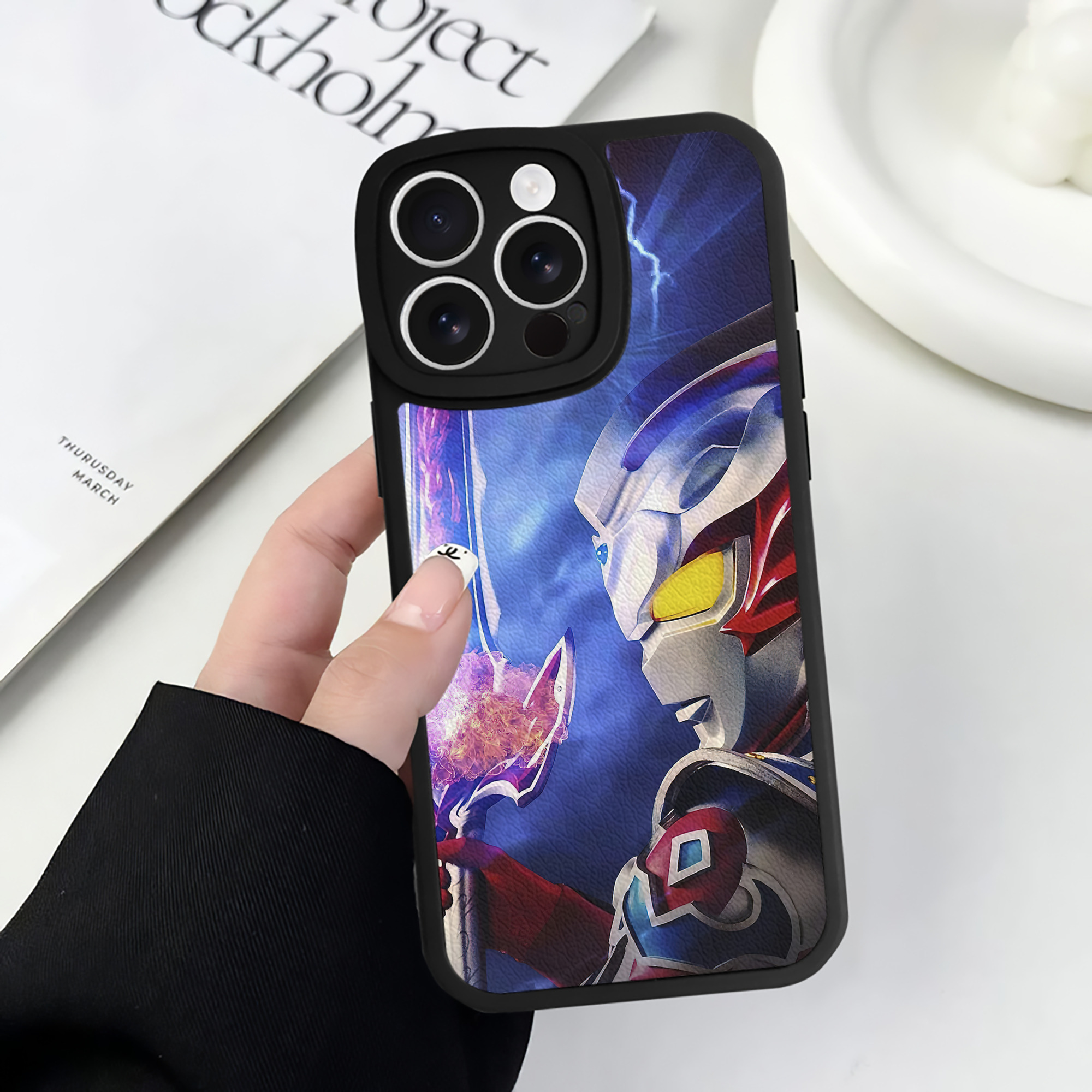 （画像用） ウルトラマン Ultraman 【iPhone 16シリーズ対応】シリコンスマホケース（レザー調） 材質：シリコン